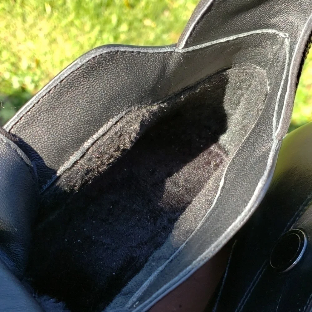 𝅺black leather short booties.